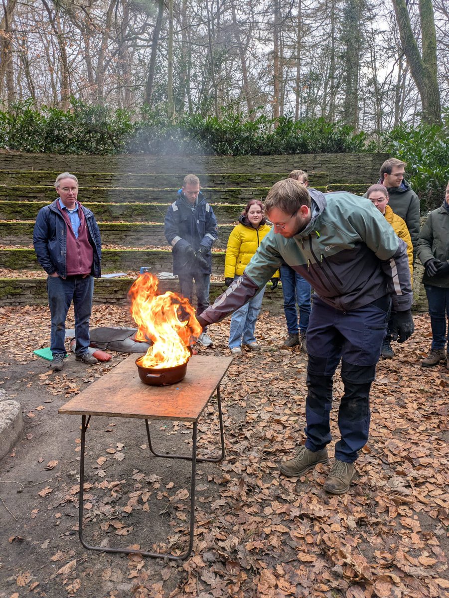 sw3lbp's tweet image. De kaderleden hebben vandaag een brandblustraining gehad. Onder begeleiding hebben ze verschillende brandjes geblust. 🔥 #scouting #sw3lbp #brandblustraining #apeldoorn #vuur #veilig