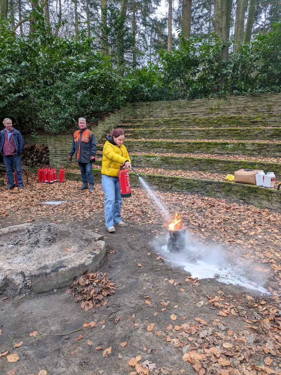 sw3lbp's tweet image. De kaderleden hebben vandaag een brandblustraining gehad. Onder begeleiding hebben ze verschillende brandjes geblust. 🔥 #scouting #sw3lbp #brandblustraining #apeldoorn #vuur #veilig