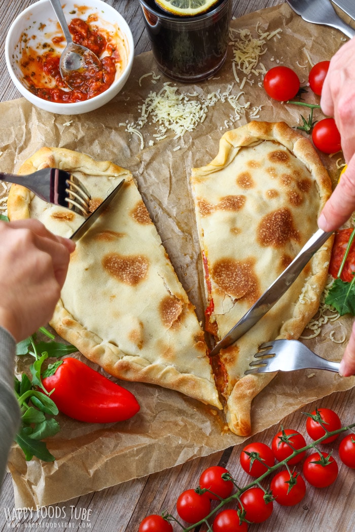 HappyFoodsTube's tweet image. 😍❤️😋 happyfoodstube.com/heart-shaped-p…
Make a fun heart-shaped pizza pocket with your favorite toppings. Perfect for Valentine&apos;s Day or anniversaries! #heartshapedfood #pizzapocket #valentinesdayrecipes #pizzarecipe