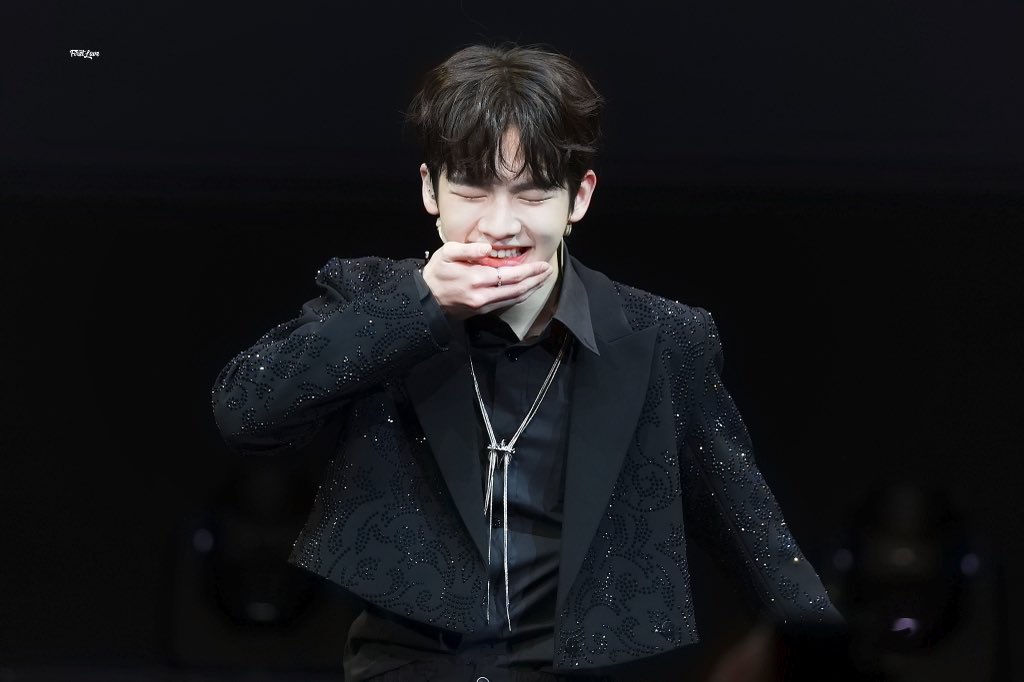 daeulworld's tweet image. daeul looked so cute at his first fanmeeting 😚💗 keep styling him like this