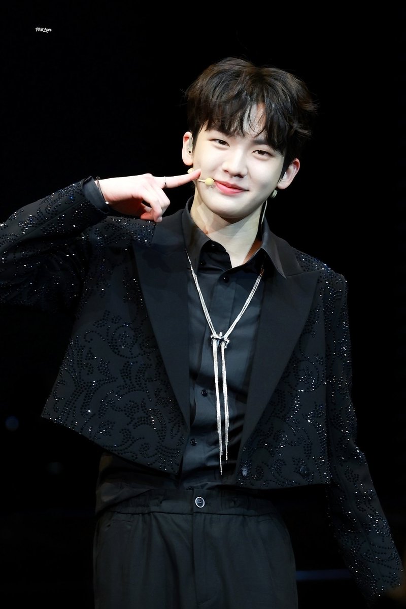 daeulworld's tweet image. daeul looked so cute at his first fanmeeting 😚💗 keep styling him like this