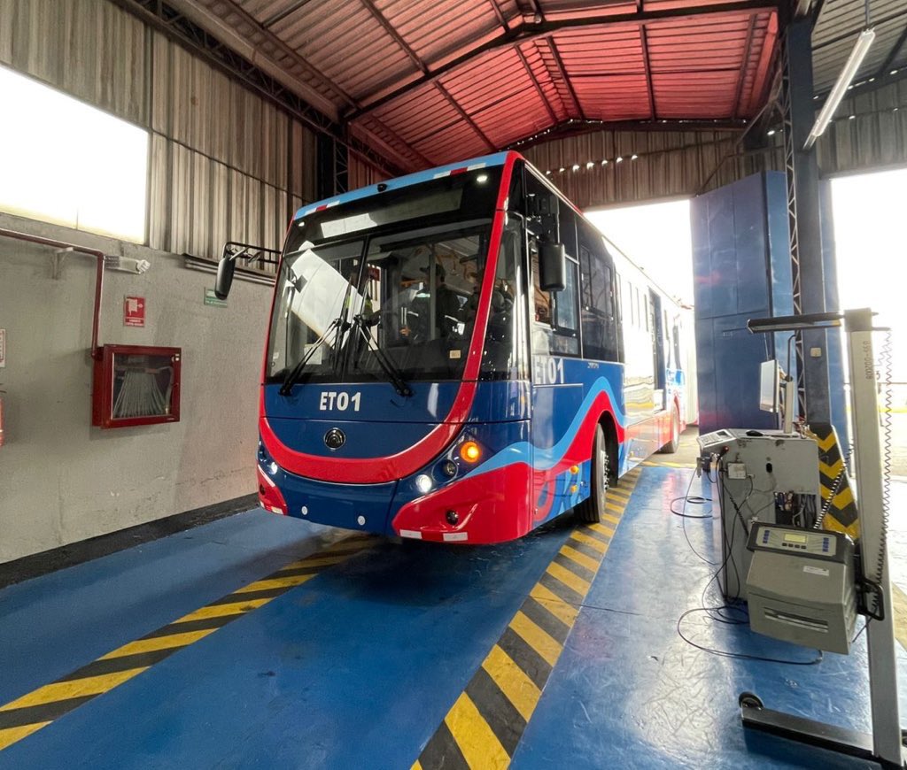 PasajerosQuito's tweet photo. 🚎#60NuevosTrolebuses |  El primer trolebus 1️⃣0️⃣0️⃣ % eléctrico aprobó la revisión técnica vehicular. 

Pasó las pruebas de:

✅Sistema Mecánico
✅Iluminación
✅Frenado

👉Trolebuses seguros y eficientes para movilizar a las quiteñas y los quiteños

#QuitoRenace🍃🔋 https://t.co/8UTGTDLaua