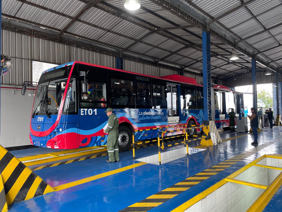 PasajerosQuito's tweet photo. 🚎#60NuevosTrolebuses |  El primer trolebus 1️⃣0️⃣0️⃣ % eléctrico aprobó la revisión técnica vehicular. 

Pasó las pruebas de:

✅Sistema Mecánico
✅Iluminación
✅Frenado

👉Trolebuses seguros y eficientes para movilizar a las quiteñas y los quiteños

#QuitoRenace🍃🔋 https://t.co/8UTGTDLaua