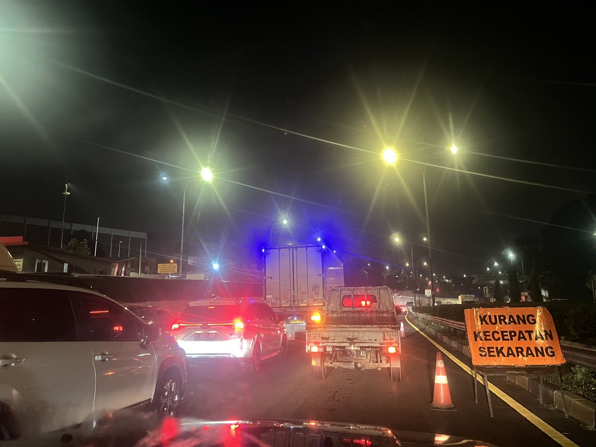 Tolooooonggg. Macet di tol Simatupang. Sejam lebih tidak gerak. Tidak ada petugas <a href="/PTJASAMARGA/">PT. JASAMARGA</a> <a href="/TMCPoldaMetro/">TMC Polda Metro Jaya</a> kelihatannya perbaikan jalan dekat simpang Cijantung
