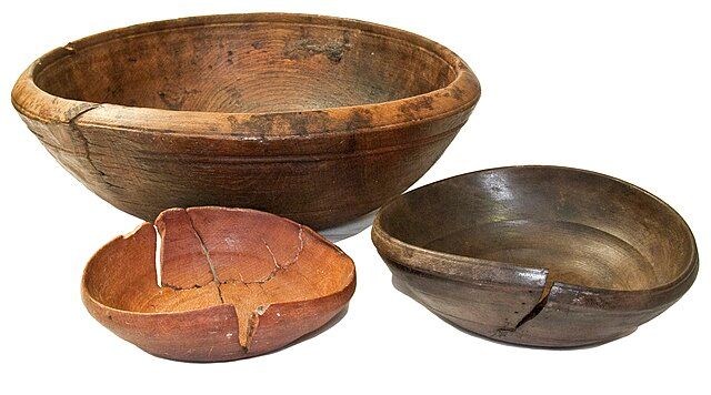 Goporra katilua baino ontzi zapal eta txikiagoa da, kirtenik gabekoa eta zopak hartzeko erabiltzen dena. eu.wikipedia.org/wiki/Gopor