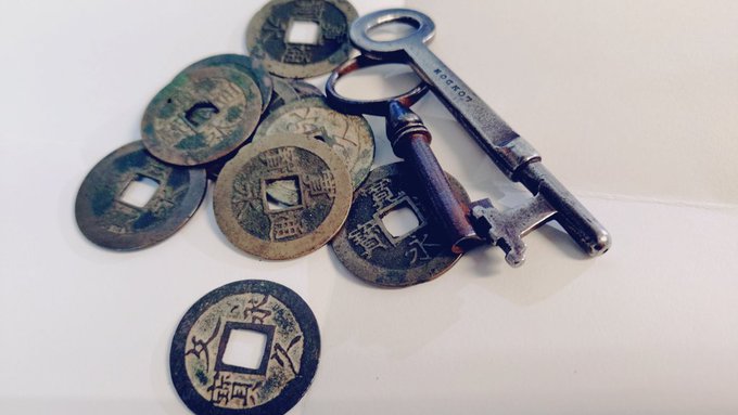 上野のSTUDYで買ったもの1部。古銭と鍵いざ家に持ち帰ると「なぜ買ったの…?」となるがゲームでアイテムになりそうな小物ってオタクは好きじゃん…?せっかくなので結んで俺だけのアンティークにしちまえ 