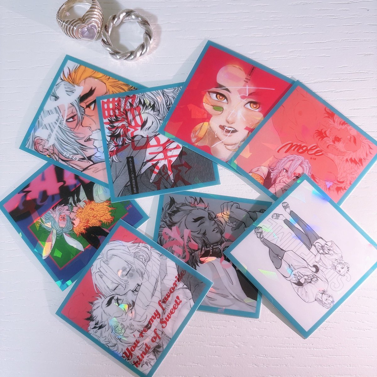 剥がせるやつは8種作ってますので全部集めていただくもよし、気に入ったものを剥がしていただくもよし、お暇な時に遊びに来てくださると嬉しいです🦦

某シールつき菓子と同じくらいのサイズです

既刊等も持っていきます！