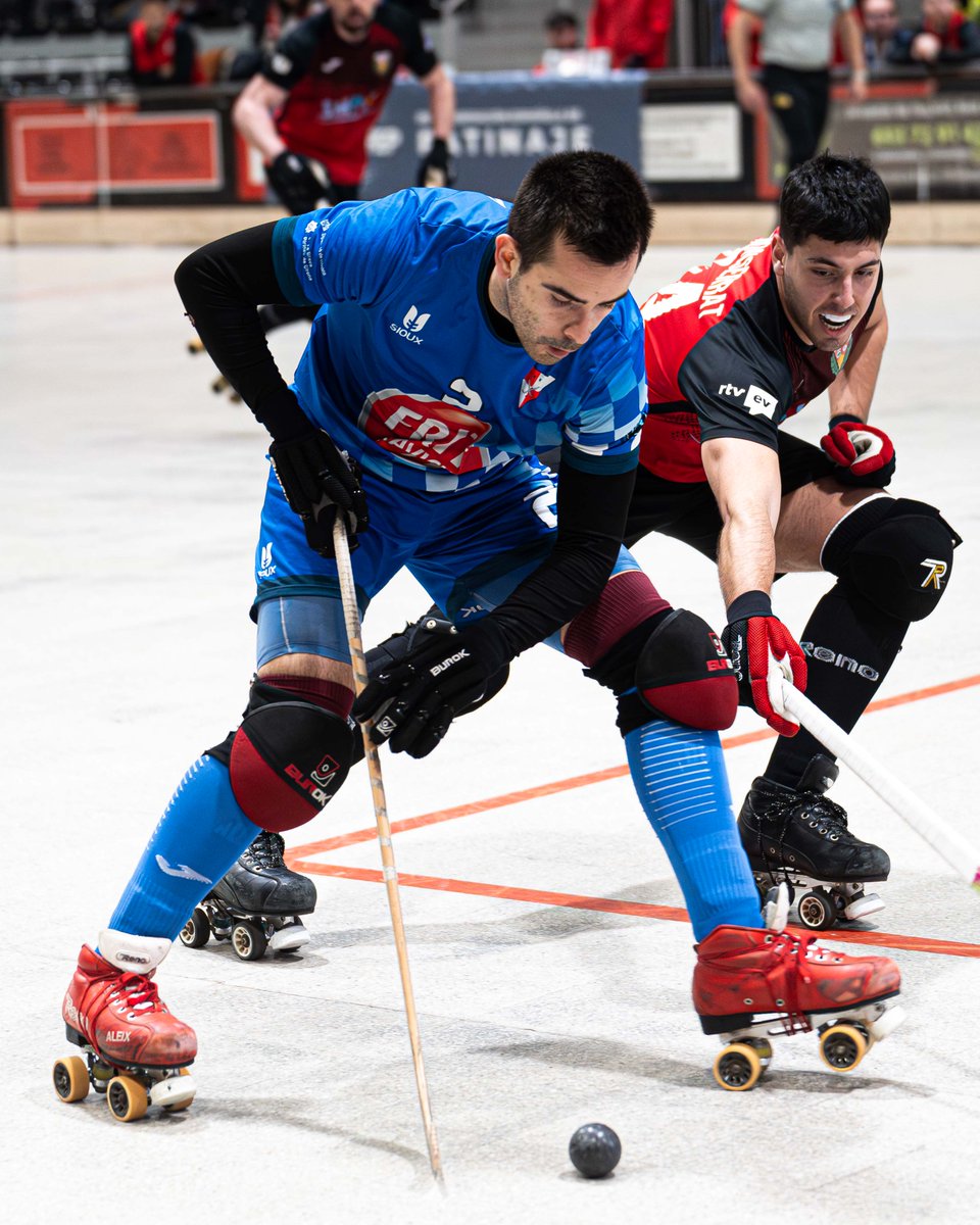 RFEPatinaje (@fedpatinaje) on Twitter photo ¡Ya tenemos a los finalistas de la Copa de S.A.R. de la Princesa Masculina 2025!
🏑 <a href="/ReusDeportiu/">Reus Deportiu</a> y <a href="/okcevendrell/">Club d’Esports Vendrell</a> disputarán mañana la gran final por el título en el Pavelló Quim Tomàs 📍
⏰ 12:30h
ℹ️ + info: fep.es/website/14-159…
📸: Hockey Vali
#HockeyPatines ¡Ya tenemos a los finalistas de la Copa de S.A.R. de la Princesa Masculina 2025!
🏑 <a href="/ReusDeportiu/">Reus Deportiu</a> y <a href="/okcevendrell/">Club d’Esports Vendrell</a> disputarán mañana la gran final por el título en el Pavelló Quim Tomàs 📍
⏰ 12:30h
ℹ️ + info: fep.es/website/14-159…
📸: Hockey Vali
#HockeyPatines