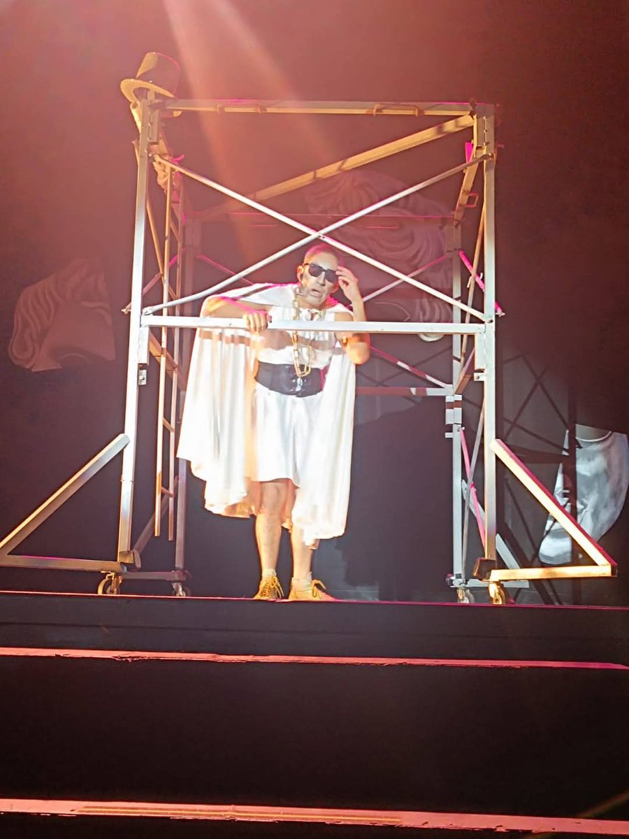 ro_teatro's tweet image. Instantes de la función de SÓCRATES MEGA STAR en la clausura del XXXVII Encuentro Nacional de los Amantes del Teatro @cemex_itiunesco en el Teatro Orientación del @CCB_INBAL
#Teatro #cabaret #sócratesmegastar #filoheleno #monólogo #enescena #festivaldeteatro