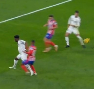 ¡ES UN ESCÁNDALO!

El pie de Tchouamení apoya en el suelo. No impacta en Lino. No le enseñan la imagen a Soto Grado. Una repetición trasera. No está IMAGEN DEFINITIVA. 

No es fútbol, es laLiga