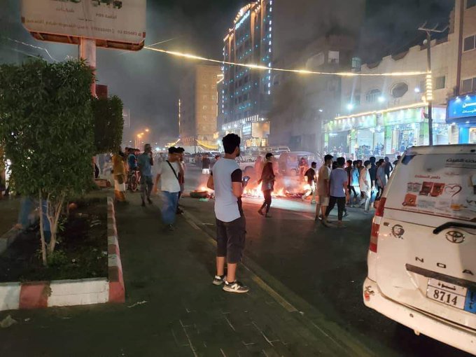 Aymans_X's tweet photo. #اليمن_تتحرر
تتواصل الاحتجاجات الشعبية في #عدن وعدد من المحافظات اليمنية تنديدًا بانهيار خدمة الكهرباء، أقدم المحتجون على قطع الطرقات وحرق إطارات السيارات.. #عدن_تنفجر_غضبا https://t.co/bm10lXCo5V
