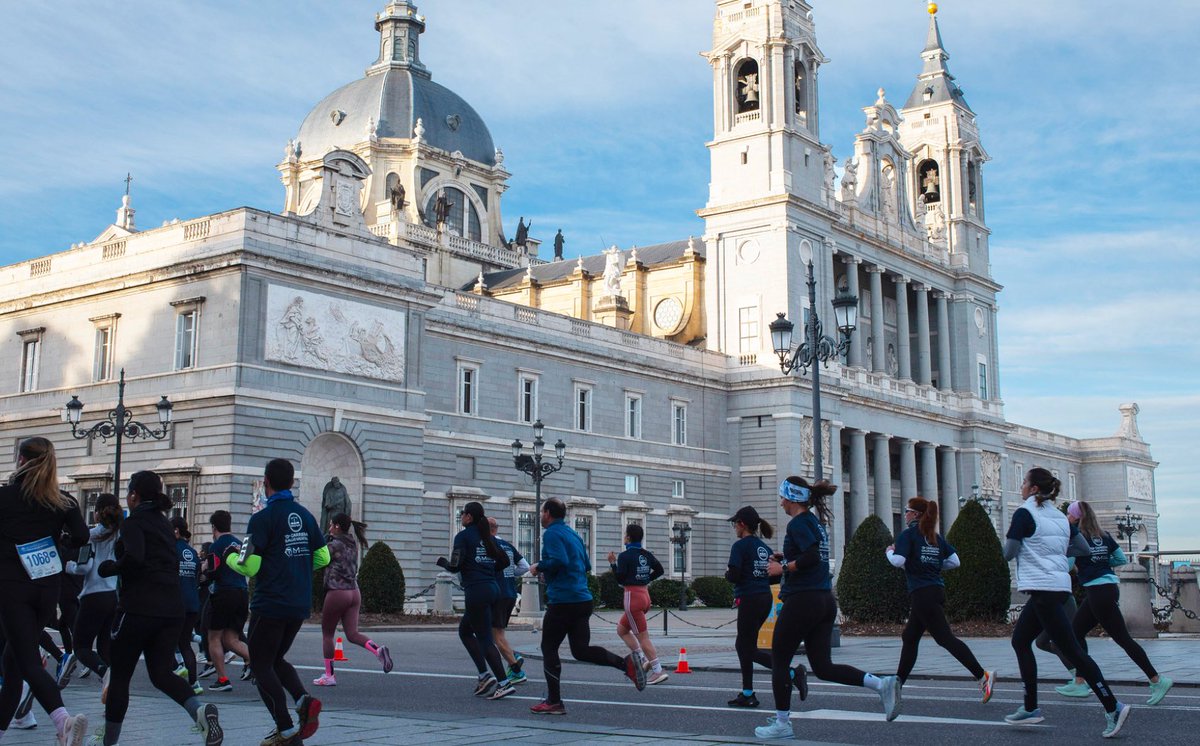 La XIII Carrera por la Salud Mental, organizada por Fundación Manantial, dio inicio a las 9:00h desde el Paseo de Camoens (Parque del Oeste), recorriendo algunas de las calles más emblemáticas de la capital.