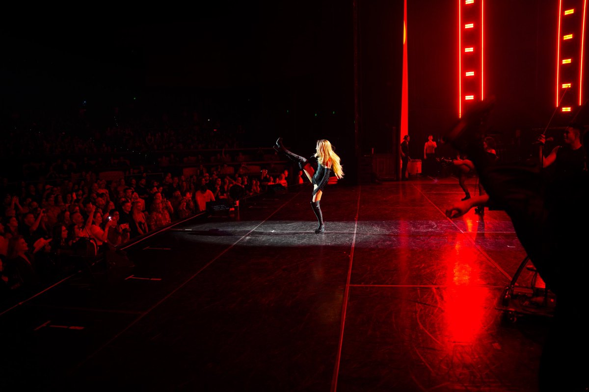 ShaniaTwain's tweet photo. I’ve said it before and I’ll say it again... You can’t beat a Friday night in Vegas and that show proved my point!! What a wild crowd! It’s the final Come On Over show tonight... Let’s go girls!! 😘💥💃�� @PHLiveVegas https://t.co/5RpQOdGUli