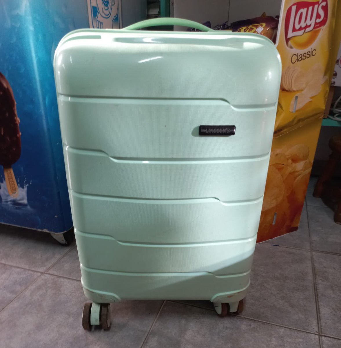 🔴 #ATENCIÓN #MALDONADO Esta valija cayó de un camión. Fue en 18 de Julio y Florida. La dejaron en un comercio para que quien justifique ser su dueño pueda dar detalle de lo que contiene y devolverla