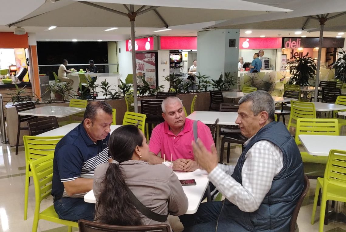 lavozdelgeneral's tweet photo. 👥 Conversé con veedores para la @PoliciaColombia, ciudadanos comprometidos con el respeto por los derechos de los uniformados y la exigencia en el cumplimiento de sus responsabilidades. Su labor es clave para una gestión transparente y efectiva. 🚔👏 #SeguridadYControl https://t.co/UYxssl7L7q