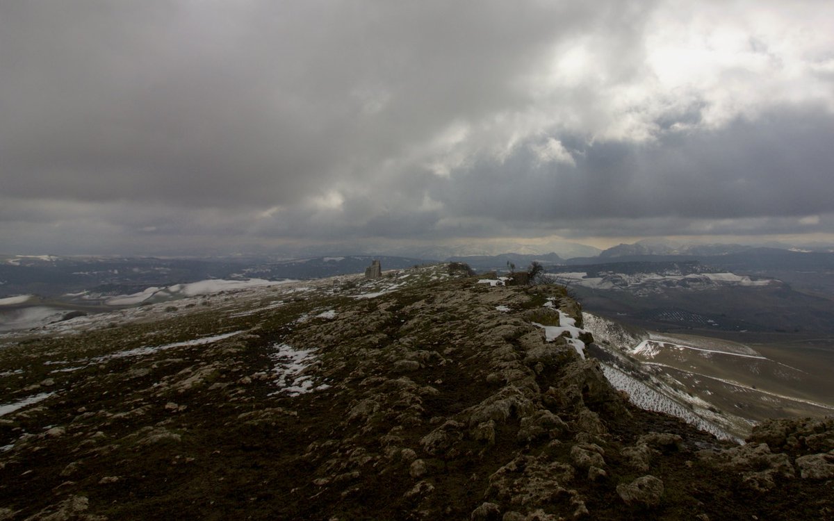 jrambaud's tweet photo. Buscando las fotos del Post anterior encontré estas de la #nevada en #SierradelasNieves y #Grazalema de enero 2017, que tanto afectó a #Ronda. Me escapé a #Acinipo, joya #arqueologia #naturaleza y #montaña. Restos teatro, murallas y termas romanas.. ⤵️ https://t.co/t30anfyYaq