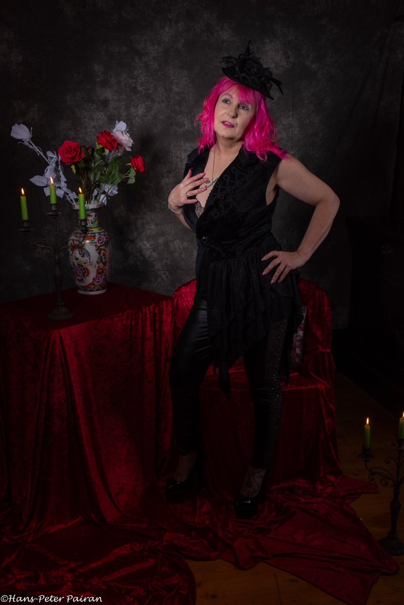 Der rote Samtsessel. 
#schiessbudenhexe #bestager #model #pinkhair