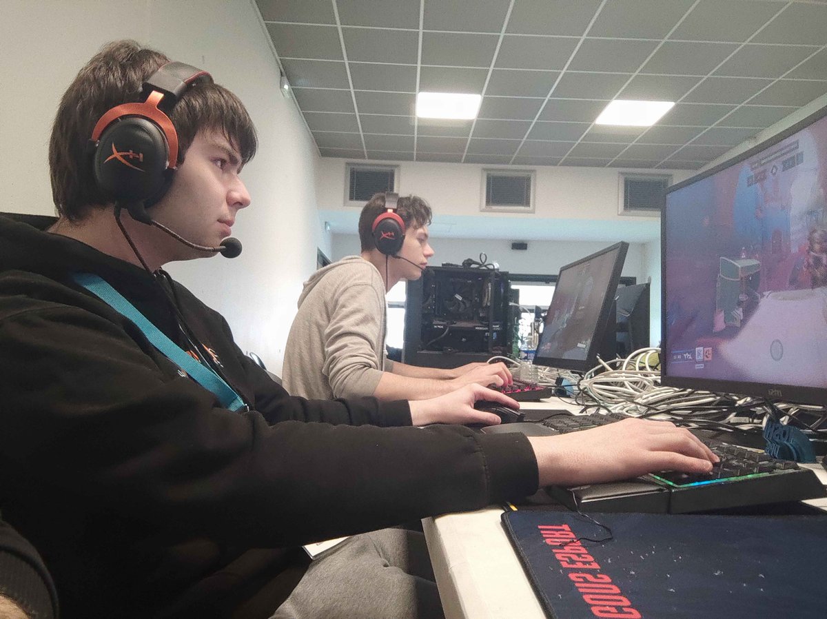 BluegenjiEsport's tweet photo. 🔥 Debrief de la première journée de LAN 💪
Une journée intense, du dépassement de soi et surtout… du fun ! Nos joueurs ont tout donné face à des équipes bien plus expérimentées, et ils peuvent être fiers de ce qu’ils ont accompli. 💙
#BG | #GGLAN https://t.co/E88KPKHnit