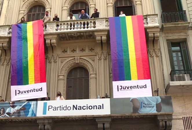 dotitori's tweet photo. El directorio de su partido colgó la bandera del lobby LGBT en el balcón de su sede.

No se hagan los desentendidos con los delirios de la izquierda woke.

Ustedes fueron los mayores promotores de esa agenda durante 5 años.

Desde la @PPLuy_ vamos a luchar para que ni un solo peso de los impuestos se use para financiar lobbies feministas y LGBT.