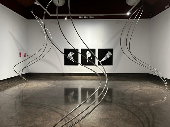 Saboraocio's tweet image. &quot;Ingrávidos&quot;, de Mar Solís . Exposición en #Alicante 
.
#MarSolís establece un diálogo entre ciencia, arte y filosofía planteando preguntas sobre la naturaleza del espacio, la materia, el vacío y el tiempo. Más información y planes en #Saboraocio 👉👉👉 cutt.ly/8tS66uD