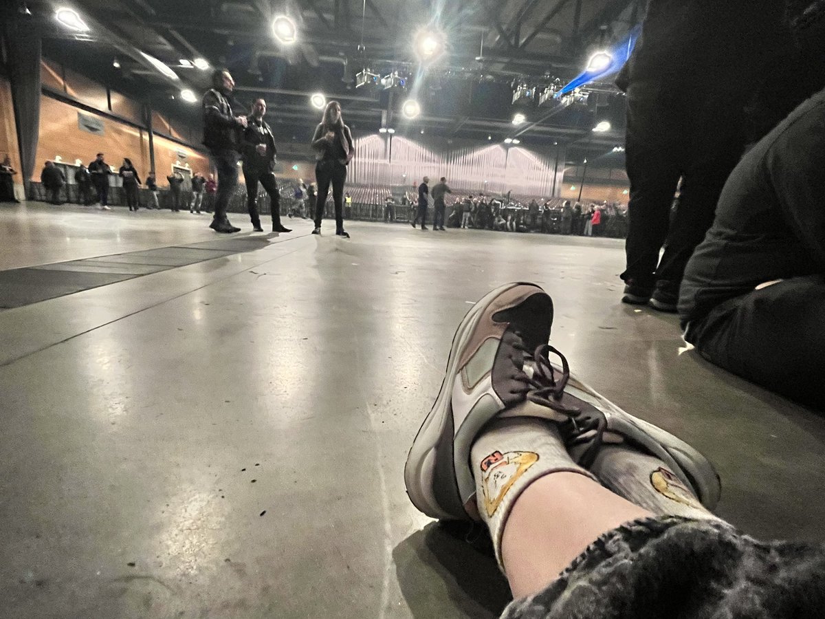 На рок концерте в футболке BTS . 
Они всегда в моем сердце , рок и бантаны на всю жизнь 
#Manowar #BTS