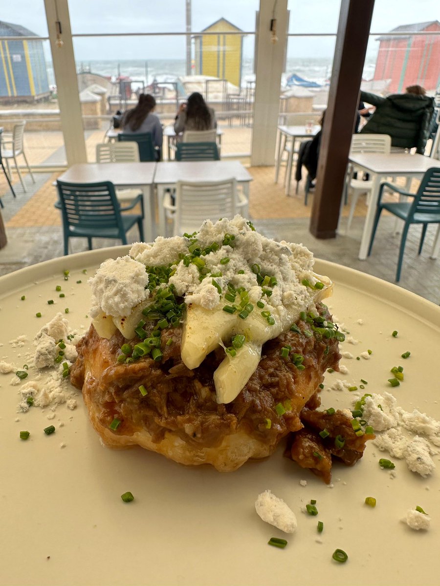 Carmelo Moreno nos envía esta fotografía para participar en nuestro concurso de fotografía gastronómica.
El plato se titula Donut glaseado con carrilleras ibéricas queso payoyo y ceniza de humo.
Os animáis a participar?
Esperamos vuestras fotografías.
#weloveartcua #Andalucía