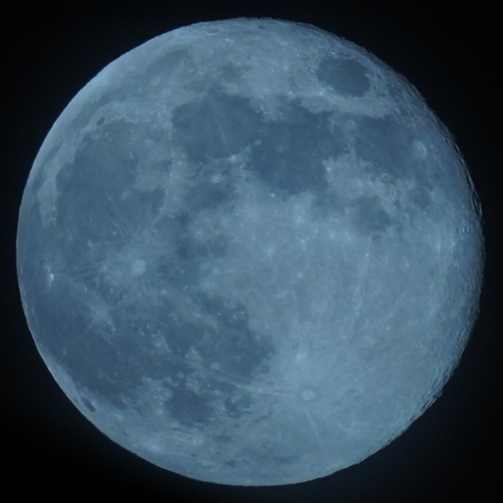 Dzangajai's tweet photo. #BlueFullMoon https://t.co/9rzxlhPBAh