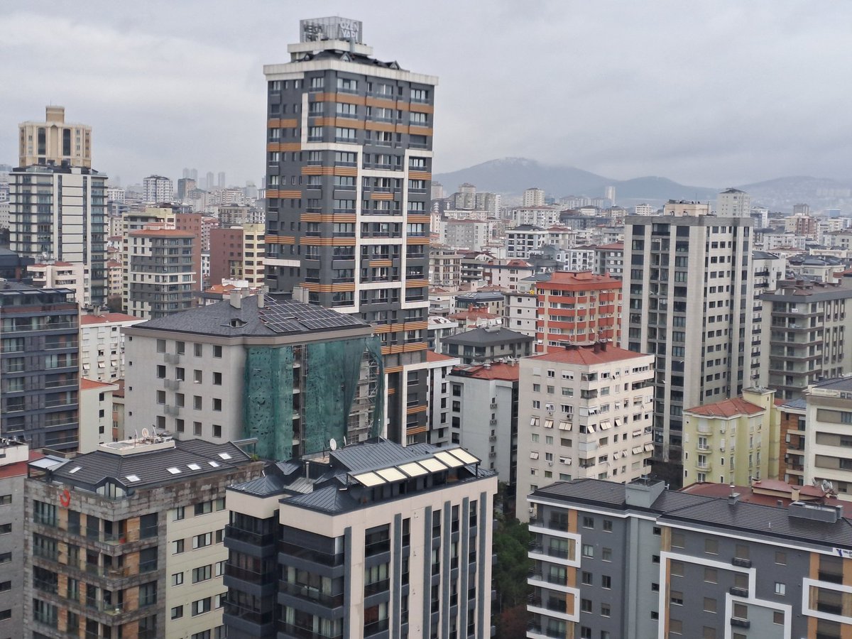 10 yılı aşkın süredir devam eden, son iki yıldır zirveye ulaşan kentsel dönüşüm sonrası, Erenköy'ün geldiği son durum. 
Beton denizi.
Bir zamanlar bahçeleri, üzümleriyle meşhur İstanbul'un yazlık semtlerinden Erenköy burası...
#Kadıköy #BağdatCaddesi