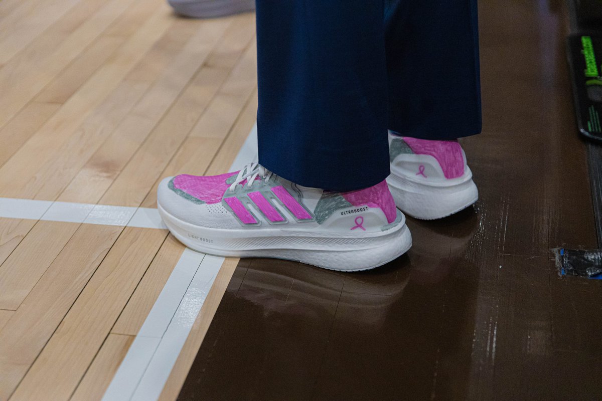 BonniesWBB's tweet photo. Our coaching staff is rocking some custom made kicks for today's Pink Game ✍️

A special thank you to the members of the Colt 45 Strong Foundation for the awesome designs 😀 https://t.co/FTwTwQqpvd