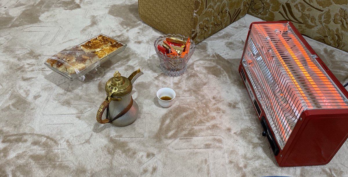 البساط الأحمدي مع واحدٍ يغلينا
خير من ناسٍ نجالسها ولا نامنّها