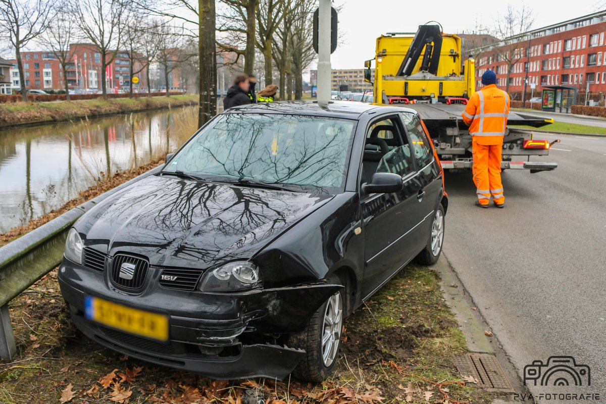 Automobilist botst tegen lantaarnpaal in Apeldoorn
