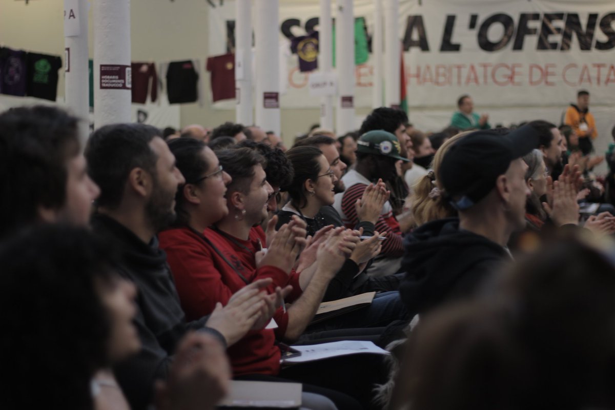 #IICongrésHabitatge | Continua el Congrés amb els vídeos de suport de col•lectius de Xile, Los Angeles, Brasil, Manchester, Toronto, Portugal i Polònia i els debats entorns les estructures populars i l'inici de la ponència organitzativa.

Aportacions que sumen a tot el moviment!