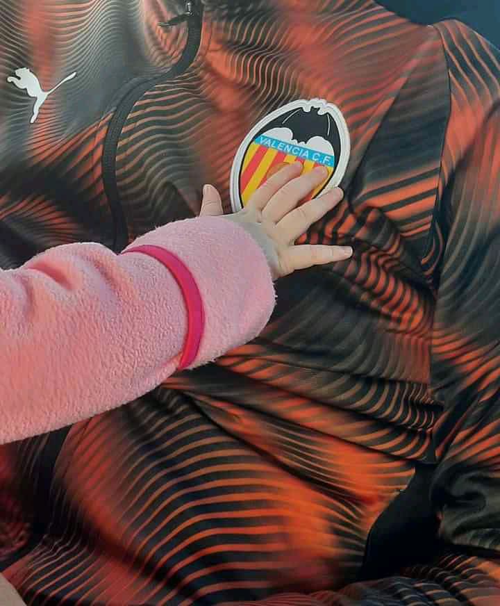 La mano de mi hija 'Abrar' intentando sanar las heridas del murciélago