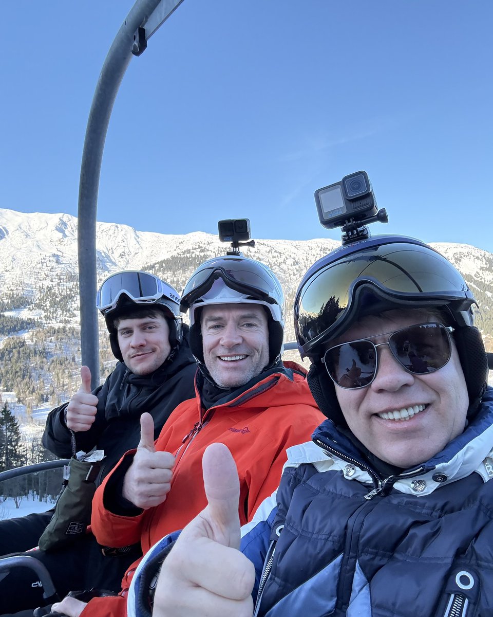 jurgen_bickel's tweet image. Another unforgettable birthday ski trip to Méribel – great slopes, even better company!
Counting down to next year’s ski trip: Big in Japan! ❄️🏂

#BirthdayTradition #Méribel #skiing