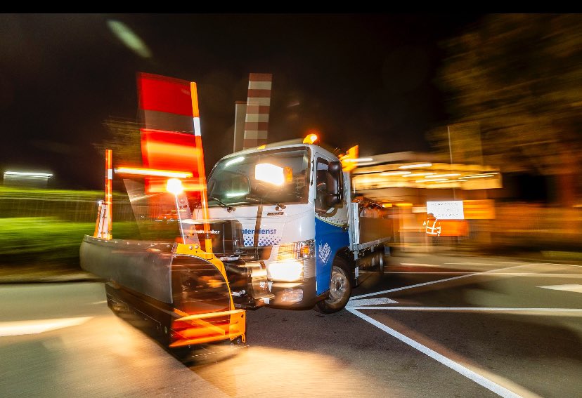 De aankomende nachten kunnen de temperaturen weer tot onder het vriespunt dalen. Wij zullen hiervoor vanavond een preventieve #strooironde rijden. #gladheidbestrijding