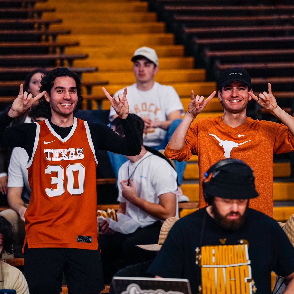 TexasMBB's tweet photo. these guys know ball 🤘

#HookEm | @Brockolli13 https://t.co/CCv3C6R41Y