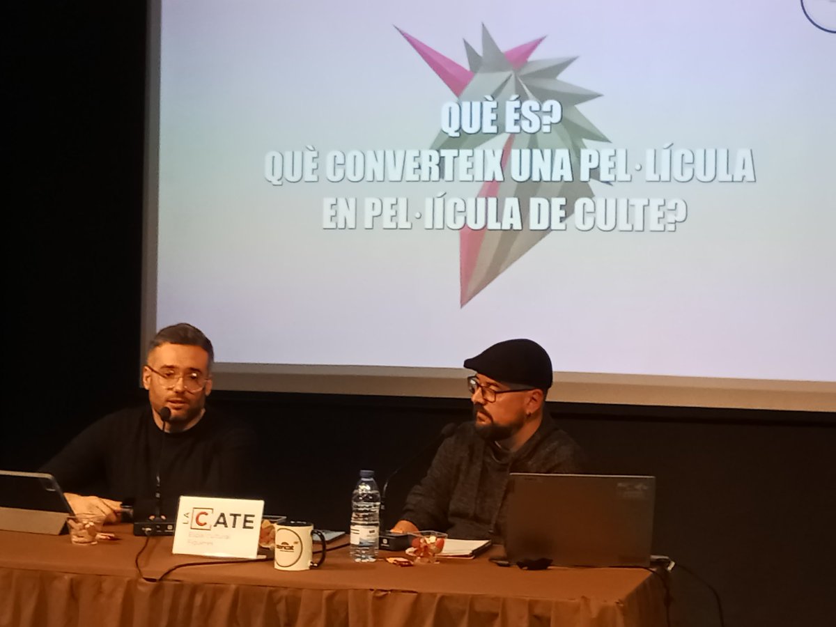 Tot en Cat (@toten_cat) on Twitter photo Tercera xerrada del TotenCat
Pel.lícules de culte amb <a href="/elsreplicants/">Els ultims replicants</a> de <a href="/Blog_frustrat/">Directorfrustrat</a> i <a href="/Milenial_Max/">Milenial Max</a> Tercera xerrada del TotenCat
Pel.lícules de culte amb <a href="/elsreplicants/">Els ultims replicants</a> de <a href="/Blog_frustrat/">Directorfrustrat</a> i <a href="/Milenial_Max/">Milenial Max</a>