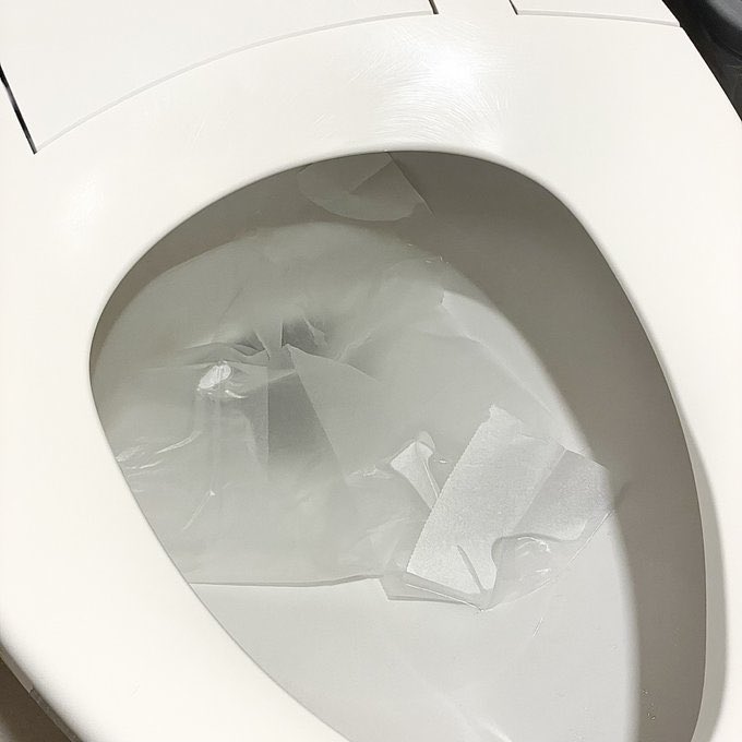 แผ่นรองนั่งชักโครกแบบพกพาคับ ป้ายยาเพื่อนไปหลายคนมากๆ  ตั้งแต่ค้นพบคือเข้าห้องน้ำสาธารณะแฮปปี้ขึ้นจริง 🥺 เช็ดๆรอบนึงละวางเลย เนื้อกระดาษนุ่ม ไม่ระคายเคืองใดๆ ใช้แล้วทิ้งลงโถชักโครกได้เลย กระดาษเป็นแบบละลายน้ำย่อยสลายได้ ดีมากๆๆๆ