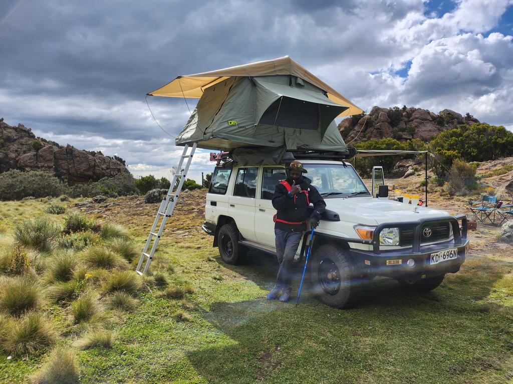 Jeffonyi4's tweet photo. Wacha Fridge,TV, Viti, Bulb, na Pasi zikae kwa nyumba. Jaribu ujiondoe na kutembea hapa na kule, utamu wa nchi ni humu inje.
#Hike #camping #excursionadventures #bushescape https://t.co/E9iilxKL0k