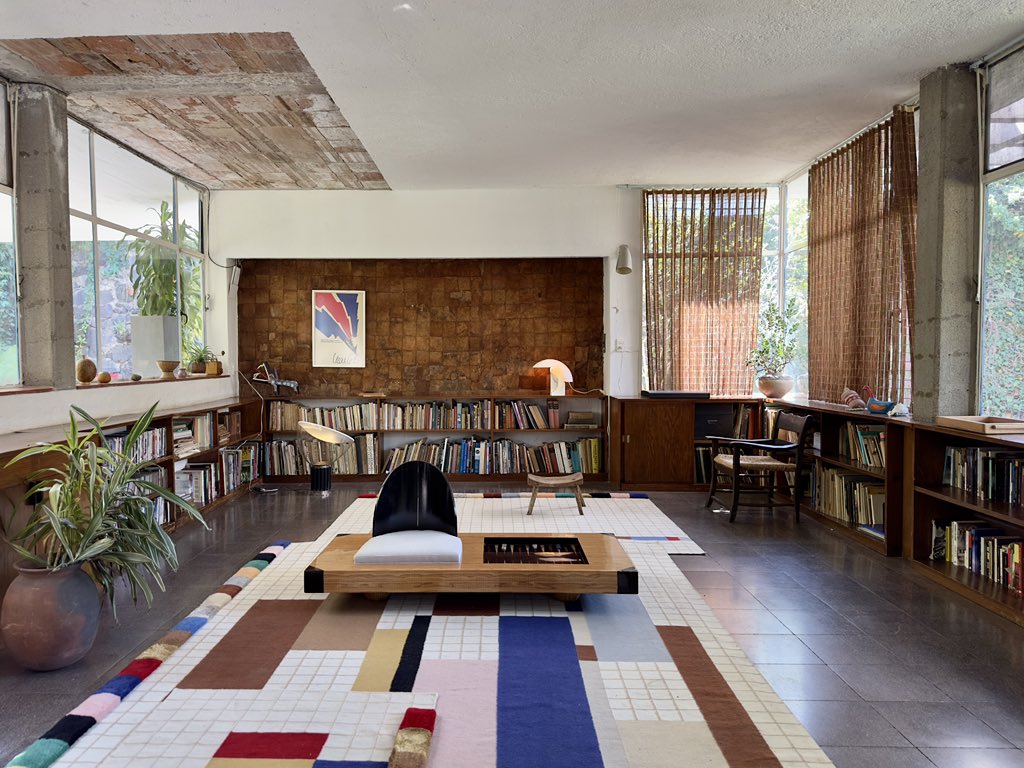 El Movimiento Moderno / #Funcionalismo no es aburrido ni estéril. Solo te lo han enseñado como un objeto arquitectónico que responde únicamente a lo mínimo, pero puede estar lleno de texturas, atmósferas y acabados. ✨

Casa Max Cetto (1949)
Jardines del Pedregal, #CDMX.