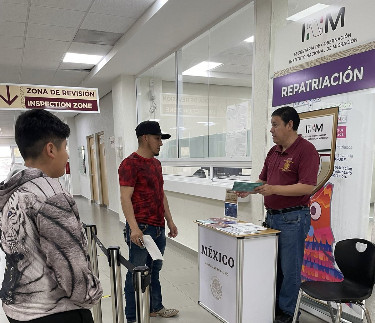 ConsulMexDelRio's tweet photo. Hoy establecimos un módulo de #ProtecciónPreventiva afuera de las oficinas de @INAMI en #CiudadAcuña para ofrecer información a personas mexicanas que cruzan cotidianamente entre 🇲🇽 y 🇺🇸  “Platica con la familia. Conoce tus derechos” @vcalva @SRE_mx https://t.co/RoboPXxTdt