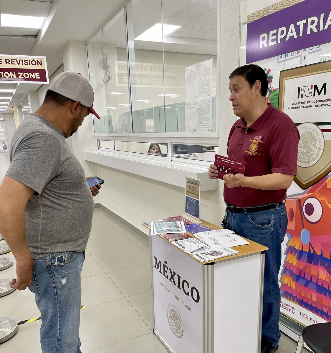 ConsulMexDelRio's tweet photo. Hoy establecimos un módulo de #ProtecciónPreventiva afuera de las oficinas de @INAMI en #CiudadAcuña para ofrecer información a personas mexicanas que cruzan cotidianamente entre 🇲🇽 y 🇺🇸  “Platica con la familia. Conoce tus derechos” @vcalva @SRE_mx https://t.co/RoboPXxTdt