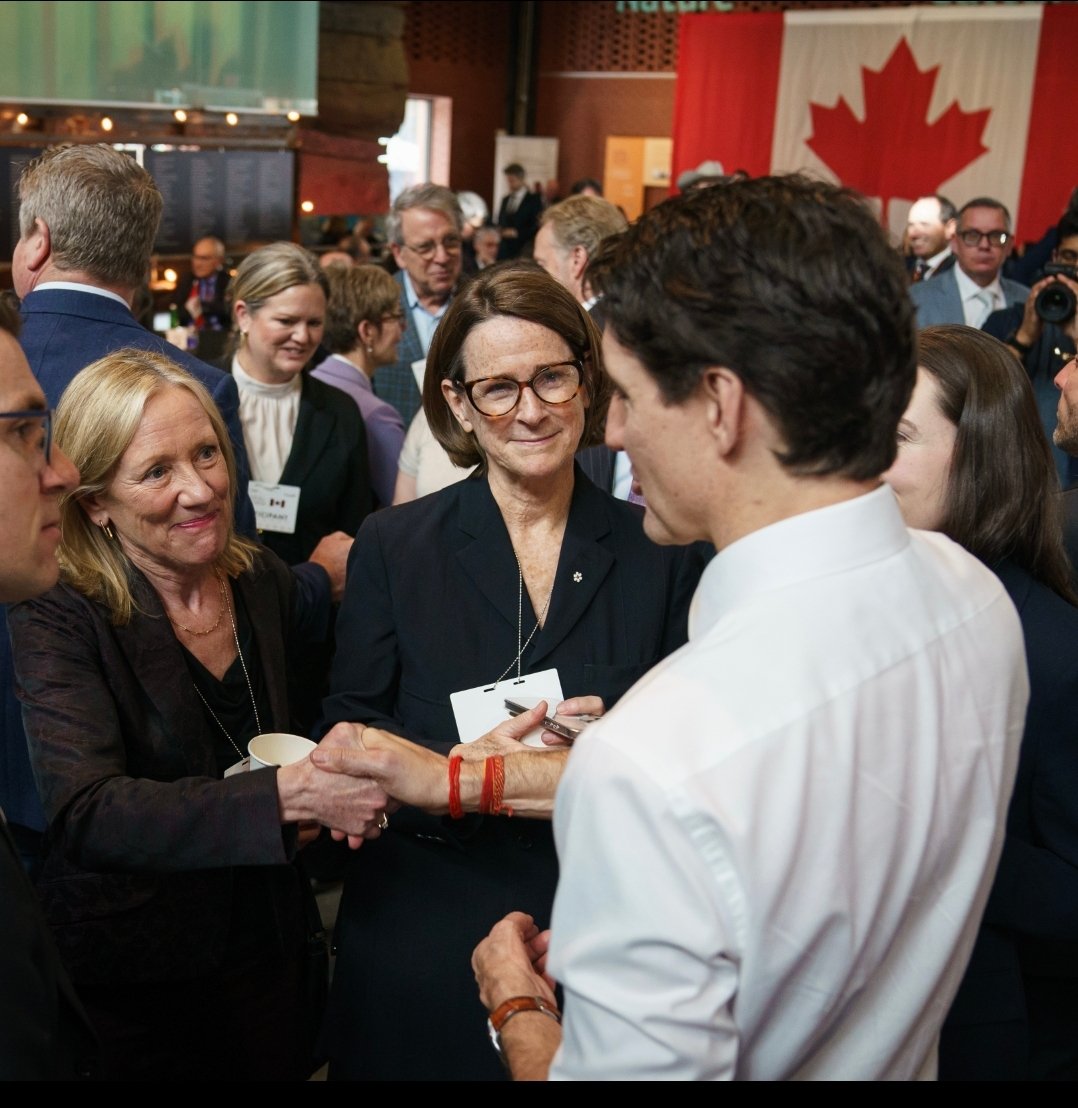 MichelleLA1981's tweet image. Look at these women drooling over Trudeau. So brainwashed by him, that they stand in front of him with stars in their eyes and zero rational thoughts. Women like this are a huge problem in Canada because they will continue to support corruption no matter what.