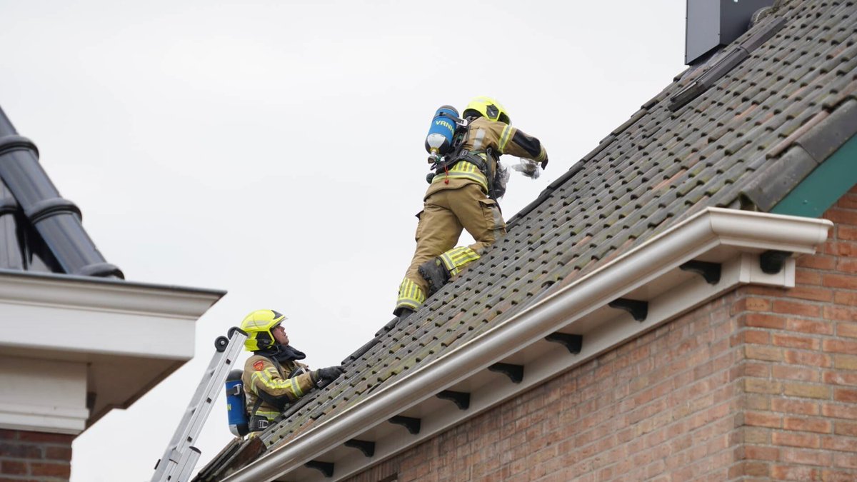Brand in het dak van woning aan de Streekweg in Hoogkarspel: Weg enige tijd afgesloten

112westfriesland.nl/regionaal/bran…