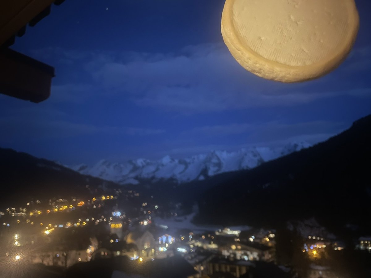 Ceci est une super-lune 🌕

Inspirée par <a href="/EtienneKlein/">Etienne KLEIN</a> 😇