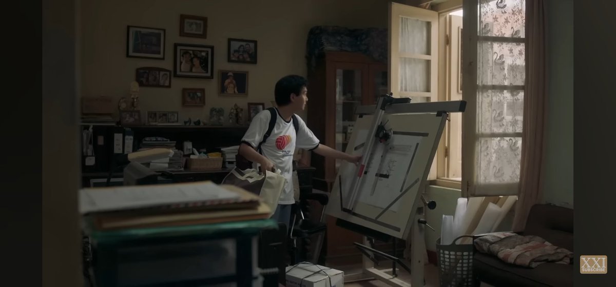 shallypristine's tweet photo. 5. MESIN GAMBAR

Karakter Mas Atmo yang juga arsitek itu punya mesin gambar di rumah. Monmaap, alat ini udah jadi artefak sejarah sejak digitalisasi marak di 2000an.

Secara timeline pun ga cocok. Cerita ini settingnya modern, ditandai dg fitur hapus pesan di WA yg lahir 2018. https://t.co/f2q2QCC38j