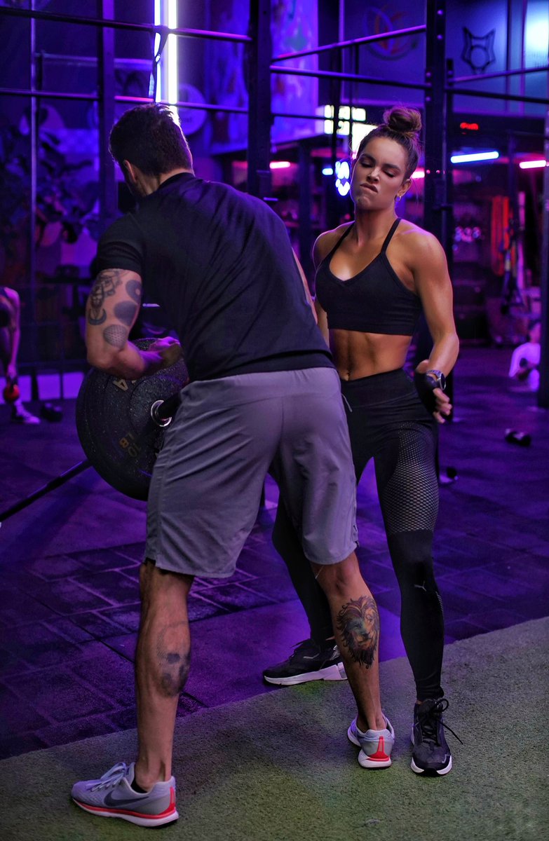 Hacer ejercicio de fuerza  3 veces por semana reduce la edad biológica 8 años. (Sugerencia: acompáñalo de nalgadas, sube a 10 años 🤣)