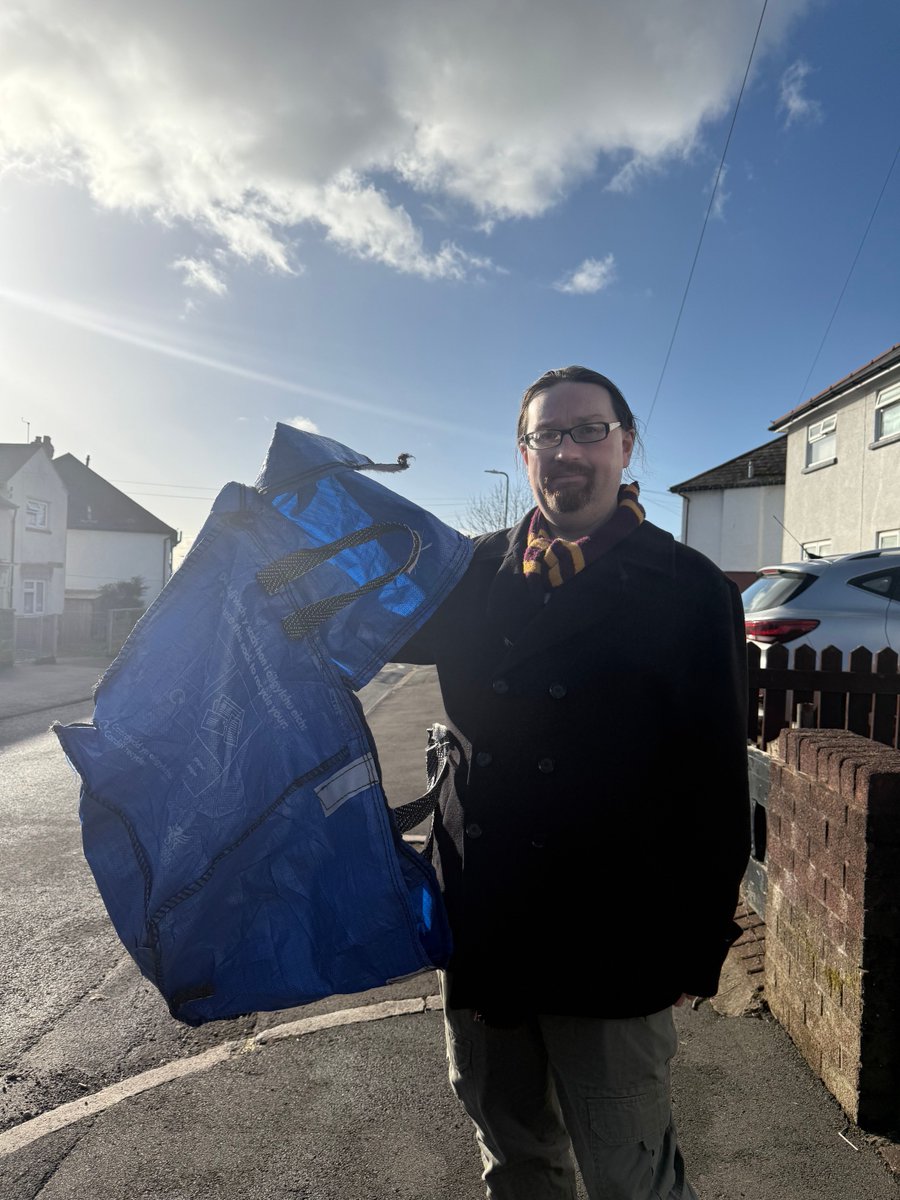 ♻️ We've called on the council to rethink the blue and red sacks for recycling collections. Between the litter they cause, the trip hazard they pose, and the number that go missing, there must be another way.

Here's Ashley's recent question to council 👇 
buff.ly/3WNHeiO