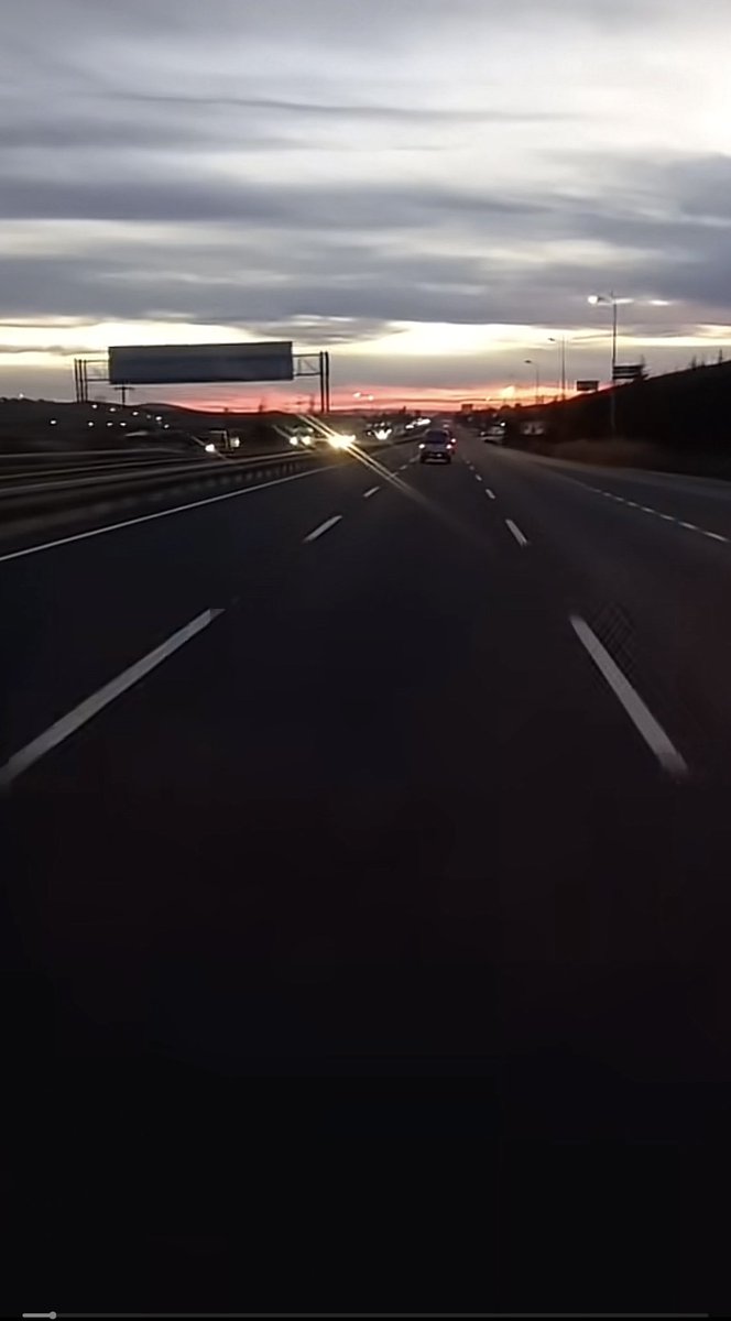 Bazen uzakları seversin içinde sevdiklerin var diye..🍂🕊