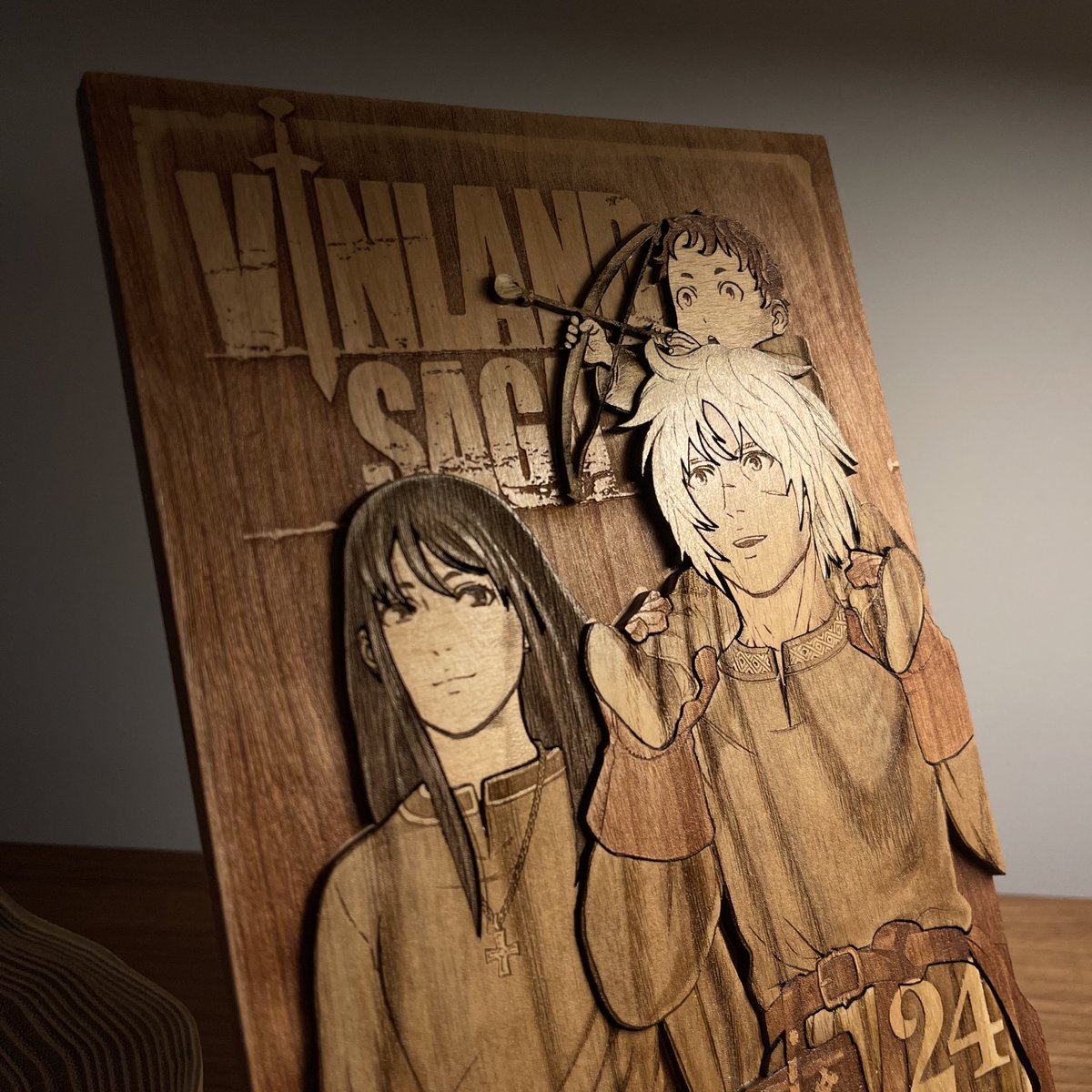 namubois's tweet photo. j’ai fabriqué la couverture du tome 24 de Vinland Saga en bois ! 🪵 https://t.co/WcwVtC80G6